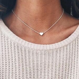 Simple Exquisite Heart-Shaped Pendant Necklace Alloy  Clavicle Chain